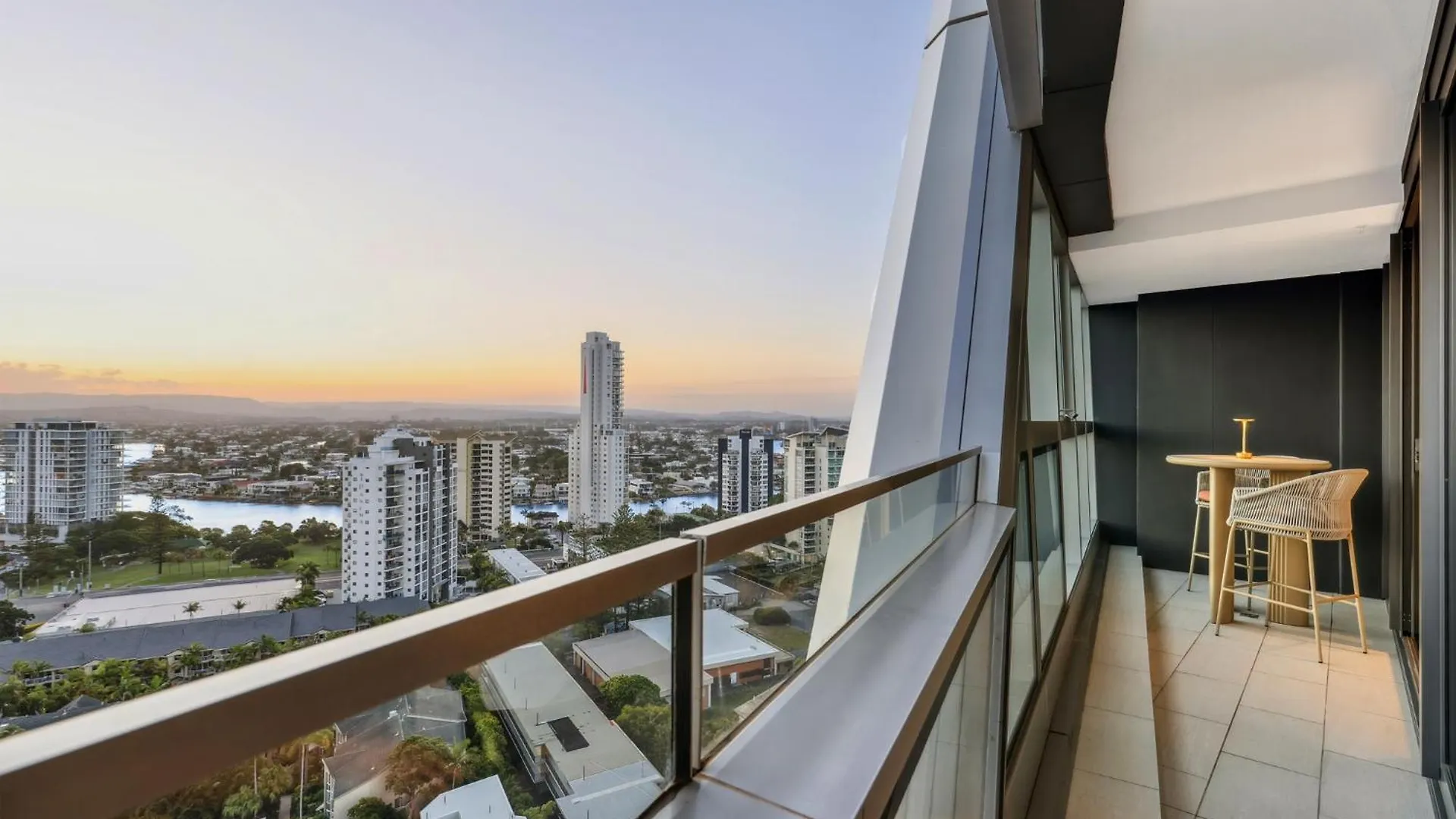 Jewel Luxury Beachside 2-Bed With Water View Gym Gold Coast