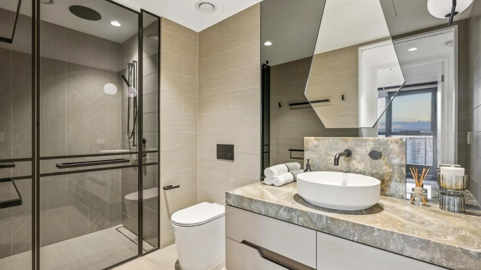 Jewel Luxury Beachside 2-Bed With Water View Gym Gold Coast